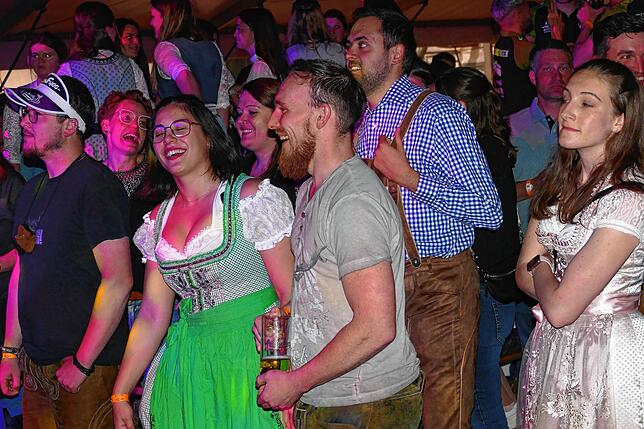 Bild 25: Was für eine Fete! Musikkapelle Mundelfingen versetzt das Publikum zum Jubiläumsstart in Feierlaune