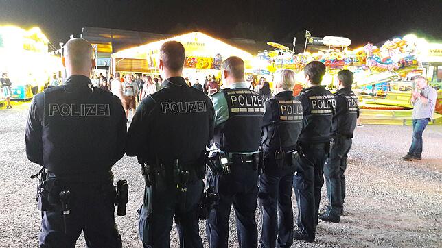 Festende: Vier Deutsche und zwei Schweizer Polizisten beobachten den Abzug der Partygäste. Im Gegensatz zu den Stunden zuvor zeigen sie ...