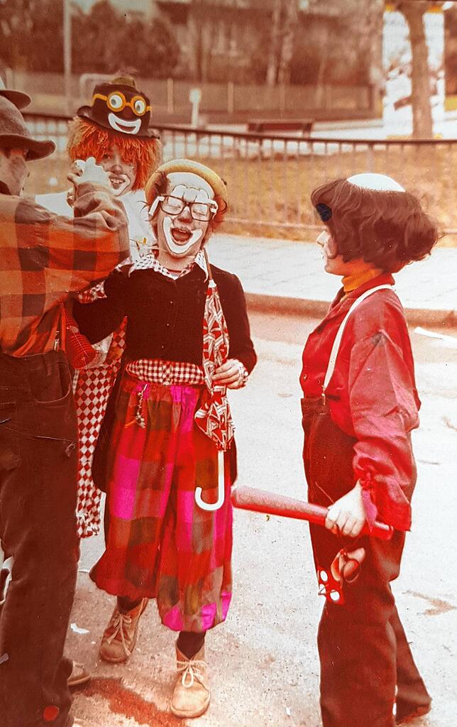 Philipp Frank (Mitte), Oberbürgermeister von Waldshut-Tiengen, im Jahr 1977 im Clownskostüm. Das Foto entstand in Emmendingen, wo der ...
