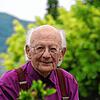 Bruno Epple in seinem Garten in Wangen, im Hintergrund der Rhein. Der Maler und Dichter wird am 1. Juli 90 Jahre alt.
