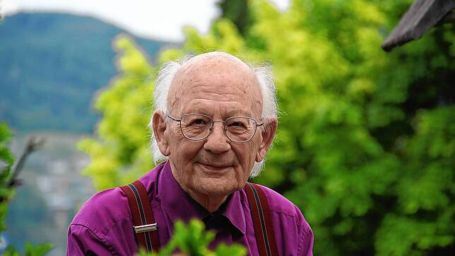 Bruno Epple in seinem Garten in Wangen, im Hintergrund der Rhein. Der Maler und Dichter wird am 1. Juli 90 Jahre alt.