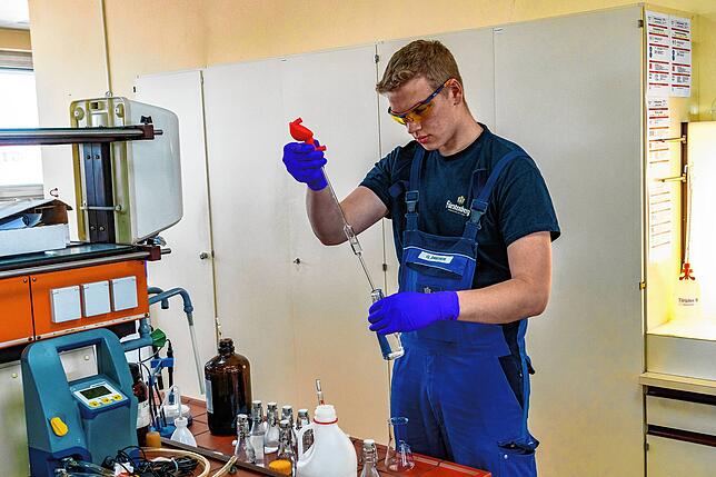 Gerret Dreher untersucht im Labor die Qualität einer Probe aus der Brauerei.