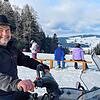 Albrecht Schneider an der Spitze seiner Ski-Piste. Im Hintergrund sind schneebedeckte Hänge zu sehen. Aber auch der Schnee ist erst im ...