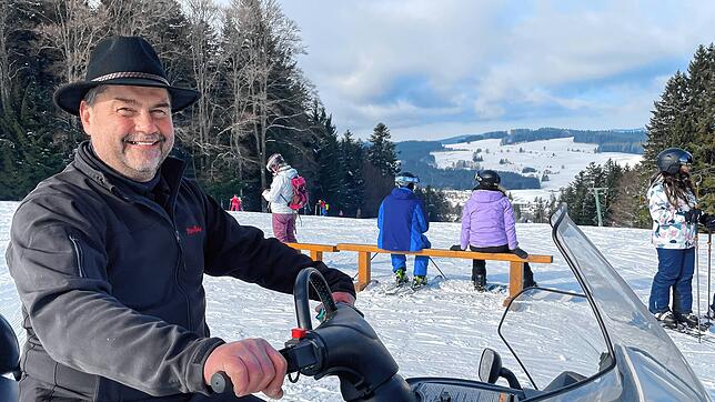 Albrecht Schneider an der Spitze seiner Ski-Piste. Im Hintergrund sind schneebedeckte Hänge zu sehen. Aber auch der Schnee ist erst im ...