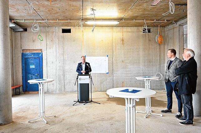 Oberbürgermeister Jan Zeitler hält seine Rede zur Feier des abgeschlossenen Rohbaus beim Richtfest.