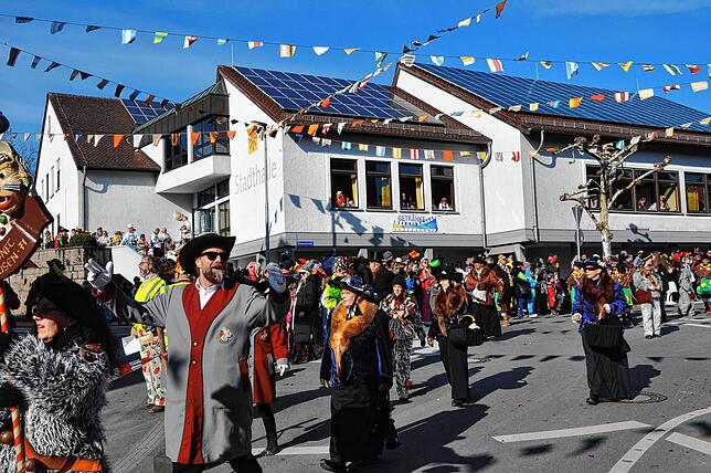 Bild 30: Historische Narrenzunft begeistert mit ihrem Umzug am Fasnetssunntig