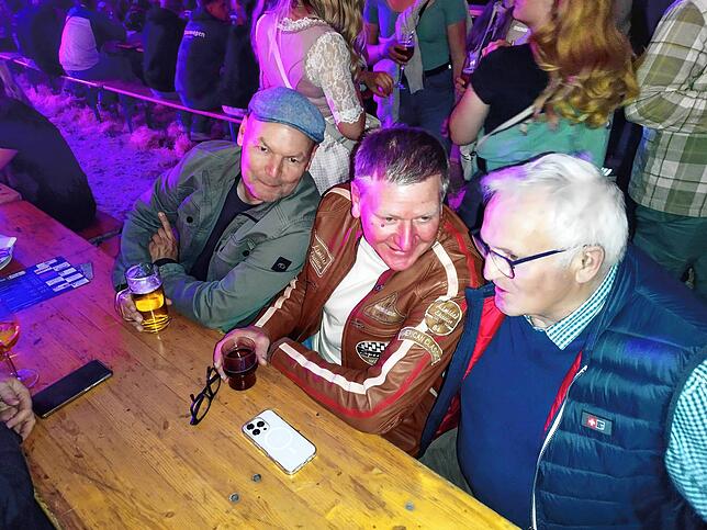 Bild 9: Jubiläumsscheunen zum 100. Geburtstag des Musikvereins lockt die Gäste in Scharen an