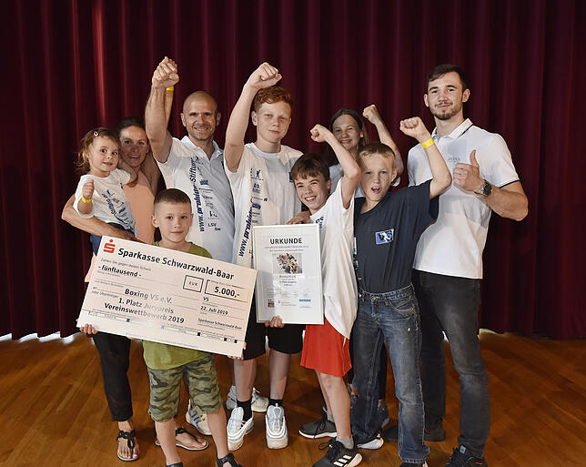 Großer Jubel vom Verein Boxing VS über 5000 Euro für das umfassende Projekt „Fight for your life“.