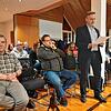 Uwe Rehnert, Mitglied der IG Kreuzäcker, hält eine Ansprache, bevor die Unterschriften dem Bürgermeister übergibt.