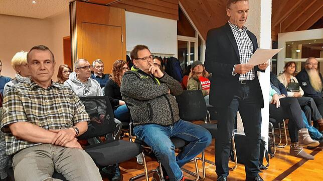 Uwe Rehnert, Mitglied der IG Kreuzäcker, hält eine Ansprache, bevor die Unterschriften dem Bürgermeister übergibt.