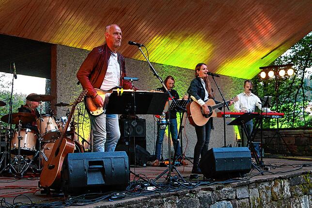 Aus Anlass des Unterkirnacher Dorffestes kurzfristig aus mehreren Bands zusammengestellt: Die „Sattler-Combo“ rund um die ...