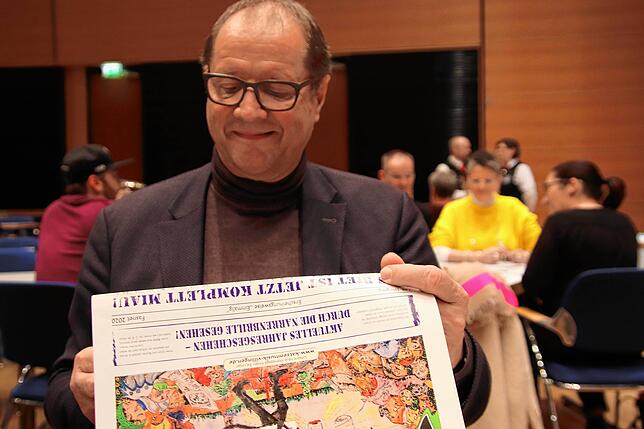 Die Katzenmusikzeitung erscheint zur neuen Saison mit einer Jubiläums-Ausgabe. VS-OB Jürgen Roth goutiert das Blatt, das auch ihn auf ...