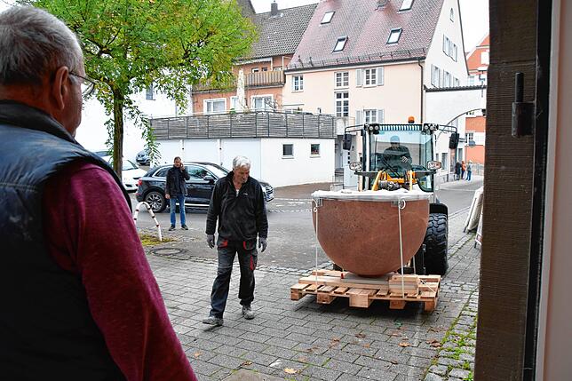 Bild 5: Uff, geschafft! Alle Bilder vom schweren Weg des 2,5 Tonnen schweren Altars in die Kirche St. Oswald