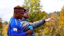 Trainer Daniel Schmid und Adebayo Adefeyiju, dreifacher Torschütze beim 7:1 des SC Markdorf über den SV Allensbach.