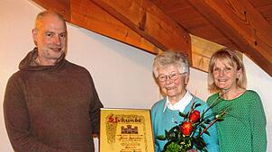 Für 60 aktive Musikerjahre haben der Präses und Pfarrer Bernhard Stahlberger sowie die Vorsitzende des Görwihler Kirchenchores Monika ...