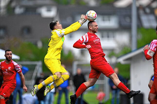 Bild 1: Spvgg. Wutöschingen unterliegt im Pokal mit 0:5 beim FC Hauingen – und wir haben Fotos!