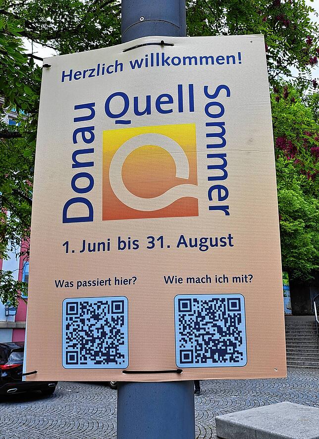 Wie hier am Startpunkt des Donauradwegs, hat die Stadt überall Info-Plakate zum Veranstaltungssommer aufgehängt.