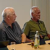 Wilfried Gabele (links) und Otmar Schober diskutieren über den Elternbeitrag.