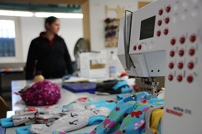 Arbeitstherapie für den guten Zweck: In der klinikeigenen Nähwerkstatt fertigen psychisch kranke Straftäter Babykleidung, die an ein ...