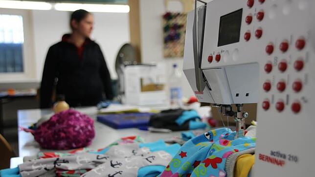 Arbeitstherapie für den guten Zweck: In der klinikeigenen Nähwerkstatt fertigen psychisch kranke Straftäter Babykleidung, die an ein ...