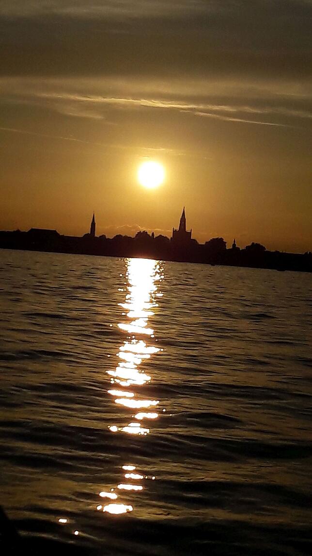 Unbezahlbar: Der Blick auf Konstanz vom See aus kurz vor dem Sonnenuntergang.