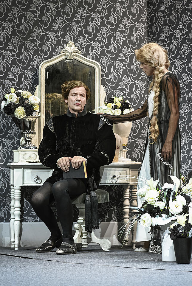Sie wollen „Hamlet“ auf die Bühne bringen: Josef (Bruno Riedl) und Maria Tura (Diana Dengler).