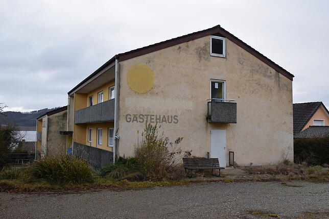 Das Gästehaus (ehemaliges Naturfreundehaus) liegt hinter dem Ex-Löwen.