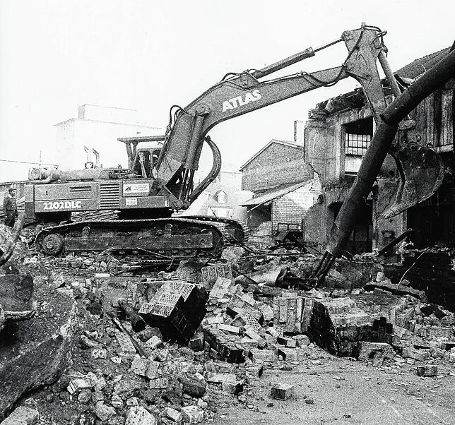 Abbruchbagger sind am 11. November 1986 auf dem Fahr-Gelände unterwegs. Hier wird das einstige Schmelzhaus abgerissen. Einige Tage ...