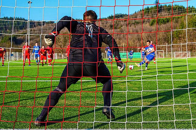 Souverän verwandelt: Harun Zengin (hinten, rechts) traf per Foulelfmeter zum 3:1 für den FC Erzingen, ließ Torwart Ramon Winkler keine ...