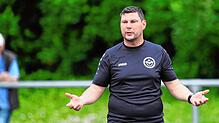 Trainer Vice Barjasic und der ESV Südstern Singen feiern nach zweimaligem Rückstand mit dem 3:2 gegen den SV Denkingen den fünften Sieg ...