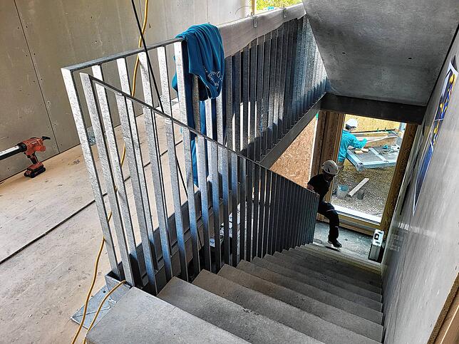 Neben der Bodenplatte besteht nur noch das Treppenhaus aus Beton. Es wird als erstes hochgezogen.