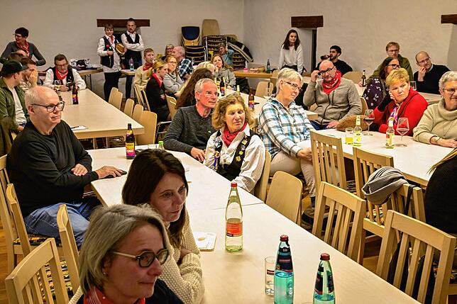 Die Teilnehmer des Narro- und Mäschgerleobeds der Narrozunft informieren sich über das optisch korrekte Auftreten an der Fasnet.