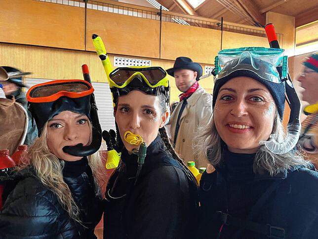 Bild 2: Schmotziger Fasnet in Hagnau: Flamingos, Cowboys und Matrosen feiern ausgelassen!