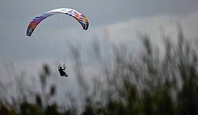 Ein 71-Jähriger Senior fliegt mit seinem Gleitschirm über dem Schwarzwald. Als er zur Landung ansetzt, verliert er die Kontrolle und ...