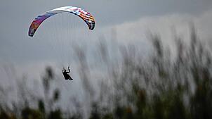 Ein 71-Jähriger Senior fliegt mit seinem Gleitschirm über dem Schwarzwald. Als er zur Landung ansetzt, verliert er die Kontrolle und ...