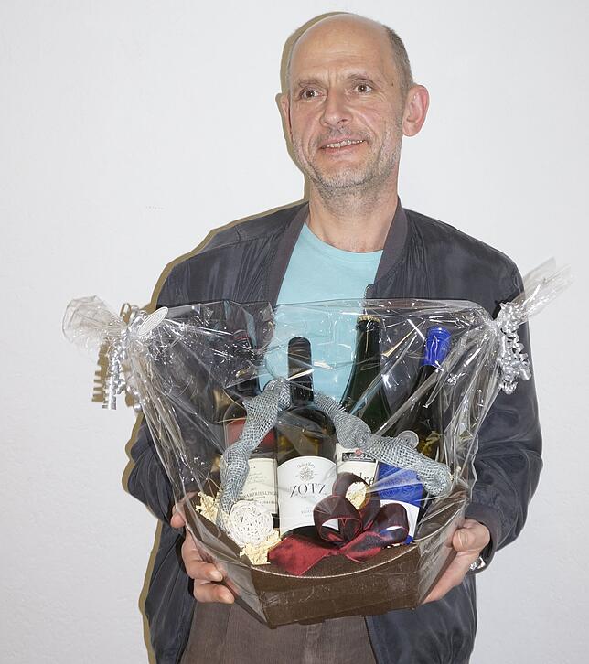 Karl Strohschneider scheidet nach 13 Jahren aus dem Ortschaftsrat in Riedöschingen aus und wird von Ortsvorsteher Robert Schey mit einem ...