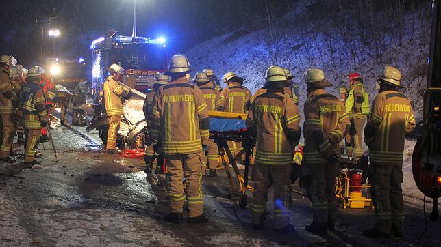 Bild : Mitarbeiter eines Entsorgungsunternehmens steigt aus Müllwagen und fotografiert Schwerverletzte in VS-Marbach. Jetzt drohen ihm Konsequenzen