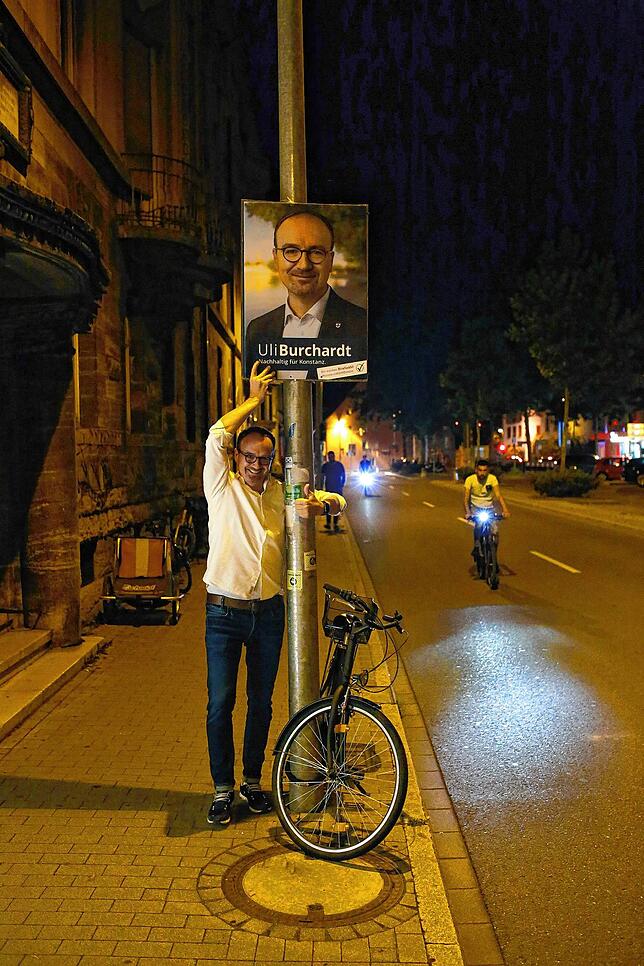 Auch Amtsinhaber Uli Burchardt hat mit seiner Familie und Unterstützern bereits in der Nacht plakatiert.