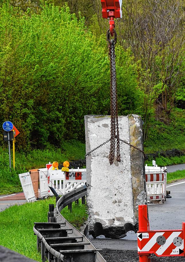 Bild 6: Abriss und Neubau: Ein Rückblick in 20 Bildern auf die Brücken-Großbaustelle auf der B313 vor dem Stockacher Rißtorf-Kreisel