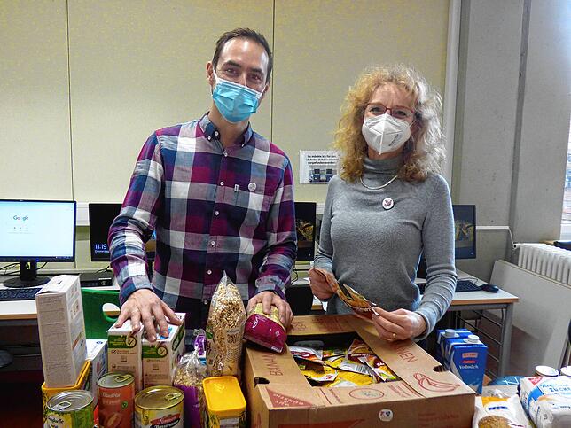 Lehrer Stefan Hofmann und Kollegin Alexandra Gretscher unterstützen die Schüler beim Verpacken der vielen Spenden. „Seit ich hier ...