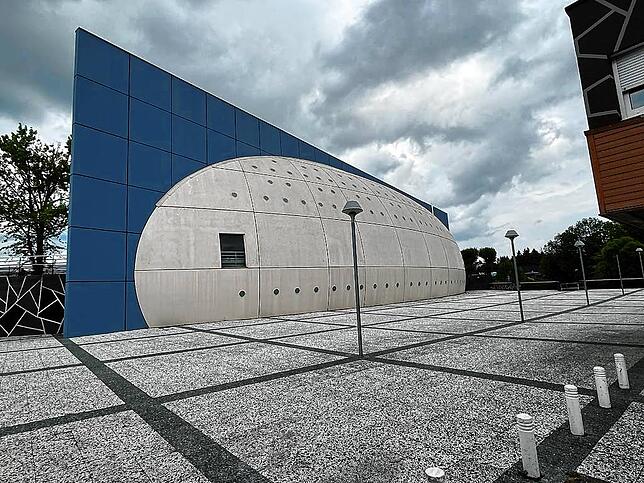Auf Architektur wird wert gelegt in der befreundeten Gemeinde La Talaudière, im Bild La salle Omnisports.