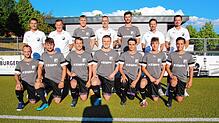 Das Schonacher Trainerteam mit den Neuzugängen (stehend von links): Dennis Dickscheid (Trainer 1. Mannschaft), Adrian Disch ...