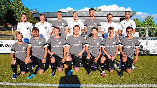 Das Schonacher Trainerteam mit den Neuzugängen (stehend von links): Dennis Dickscheid (Trainer 1. Mannschaft), Adrian Disch ...