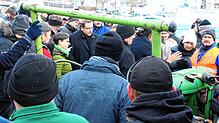 Etwa 150 Landwirte hatten sich vor der Stadthalle Sigmaringen versammelt, wo der Neujahrsempfang des Kreisverbands Bündnis90/Die Grünen ...