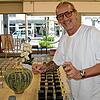 Erol Karaosmanoglu verkauft im Pop-up-Store an der Karlstraße Parfüm: große Düfte ohne Namen.