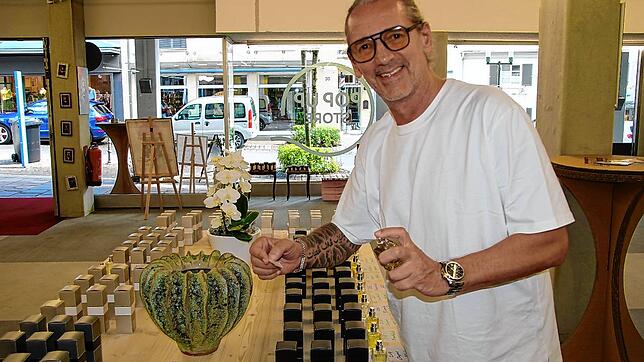 Erol Karaosmanoglu verkauft im Pop-up-Store an der Karlstraße Parfüm: große Düfte ohne Namen.