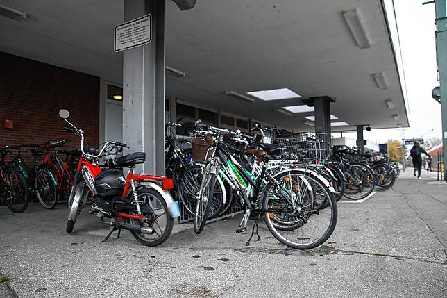 Am Radolfzeller Bahnhof gibt es derzeit unter einer Überdachung 100 Fahrradstellplätze. Diese sollen laut der Stadt künftig aber im ...