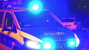 (Symbolbild) Die Polizei sucht Zeugen, die beobachtet haben, wie Unbekannte eine öffentliche Toilette mit Graffiti beschmieren.
