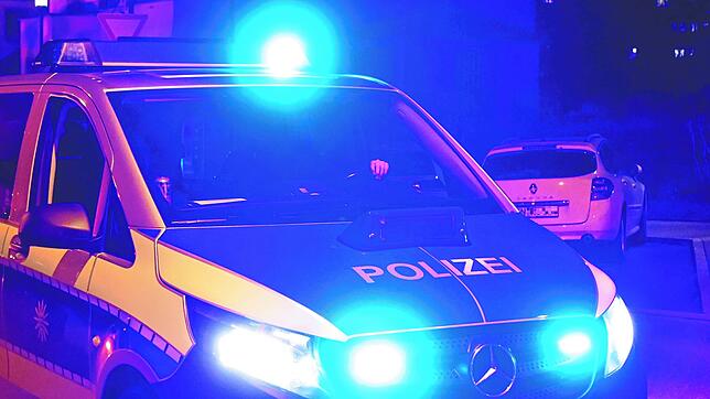 (Symbolbild) Die Polizei sucht Zeugen, die beobachtet haben, wie Unbekannte eine öffentliche Toilette mit Graffiti beschmieren.