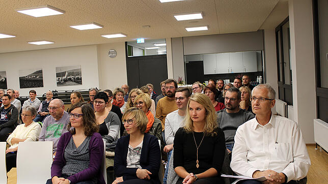 Gute Beteiligung bei der Vereinsbesprechung. Im Vordergrund von links: Lena Hettich, Alexandra Bouillon, Nadine Götz und Bodo Schreiber.